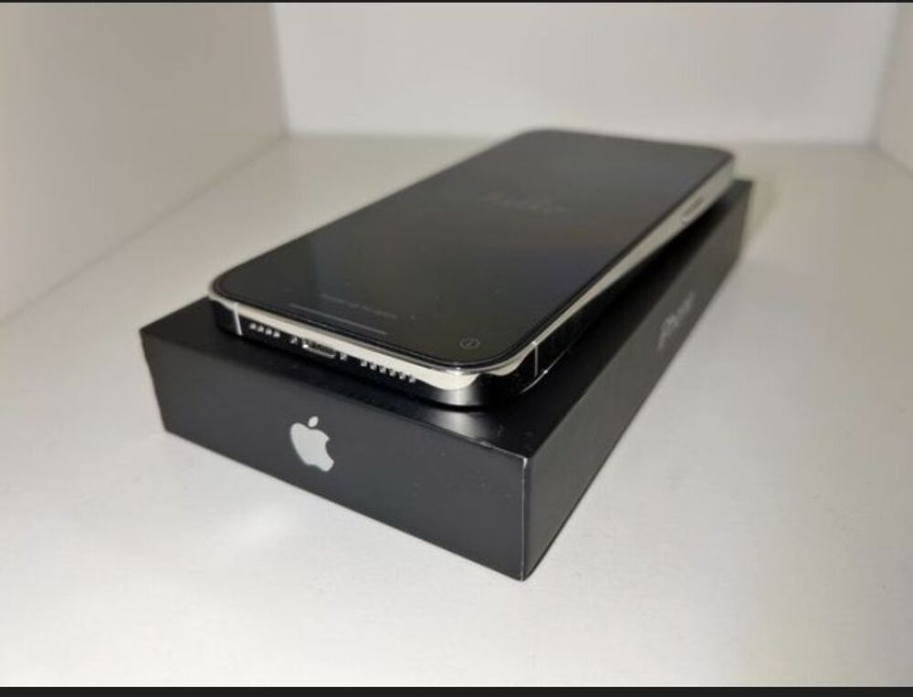 En , un iPhone 13 pro Mac avec 256 Go de stockage. Téléphones et tablettes