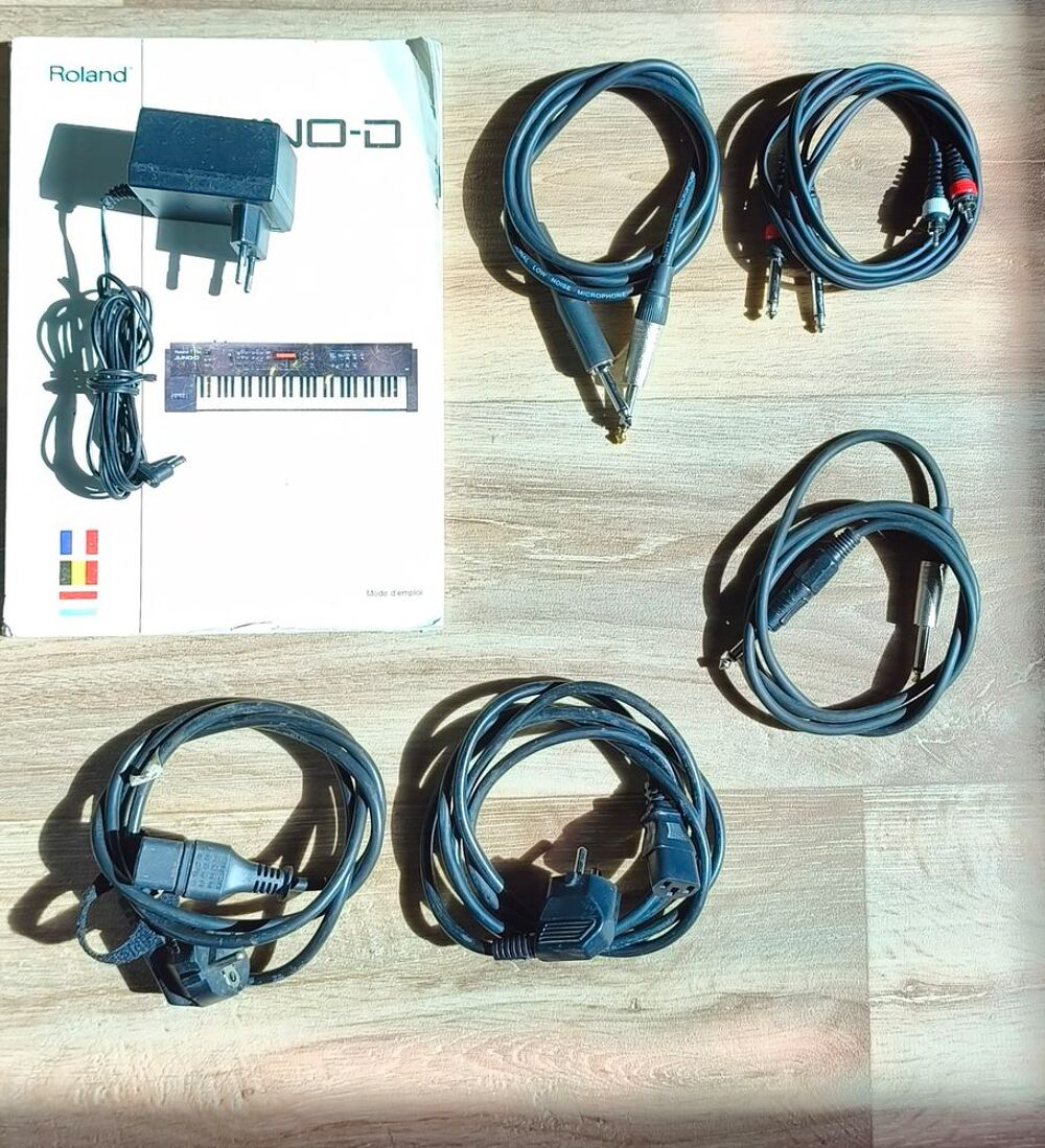 Roland Juno D + paire monitoring samson R&eacute;solv 50A Instruments de musique