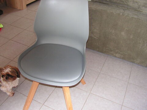 chaises en pvc tres bon etat pied en bois 90 Le Bosc-Roger-en-Roumois (27)