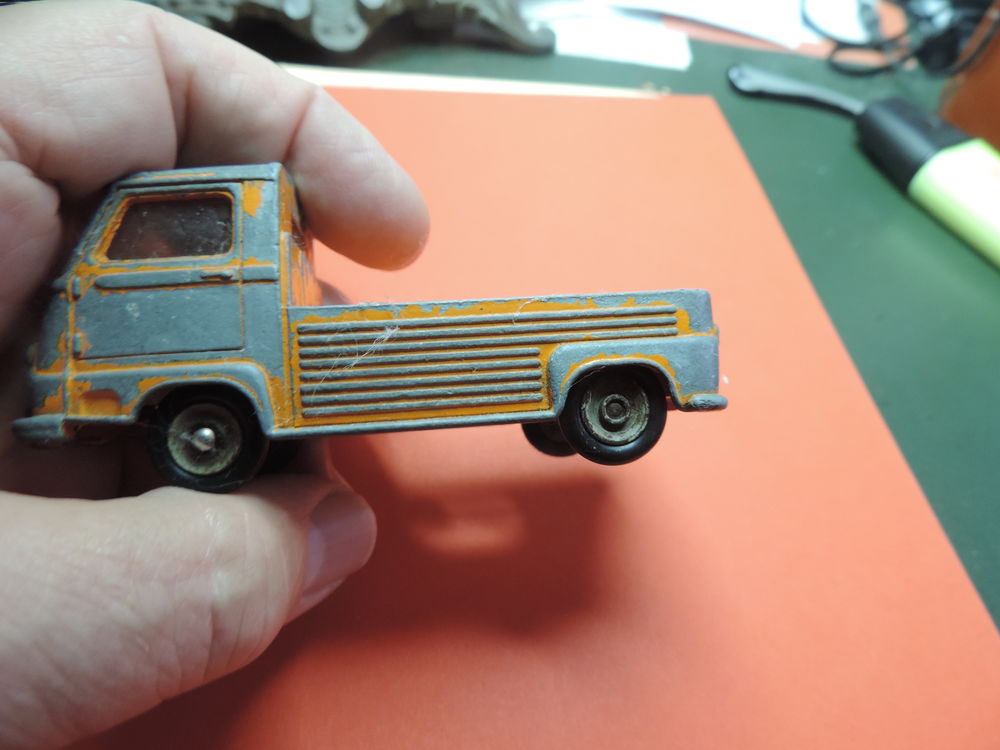 DINKY TOYS - ESTAFETTE RENAULT - Echelle : 1/43 &egrave;me. 