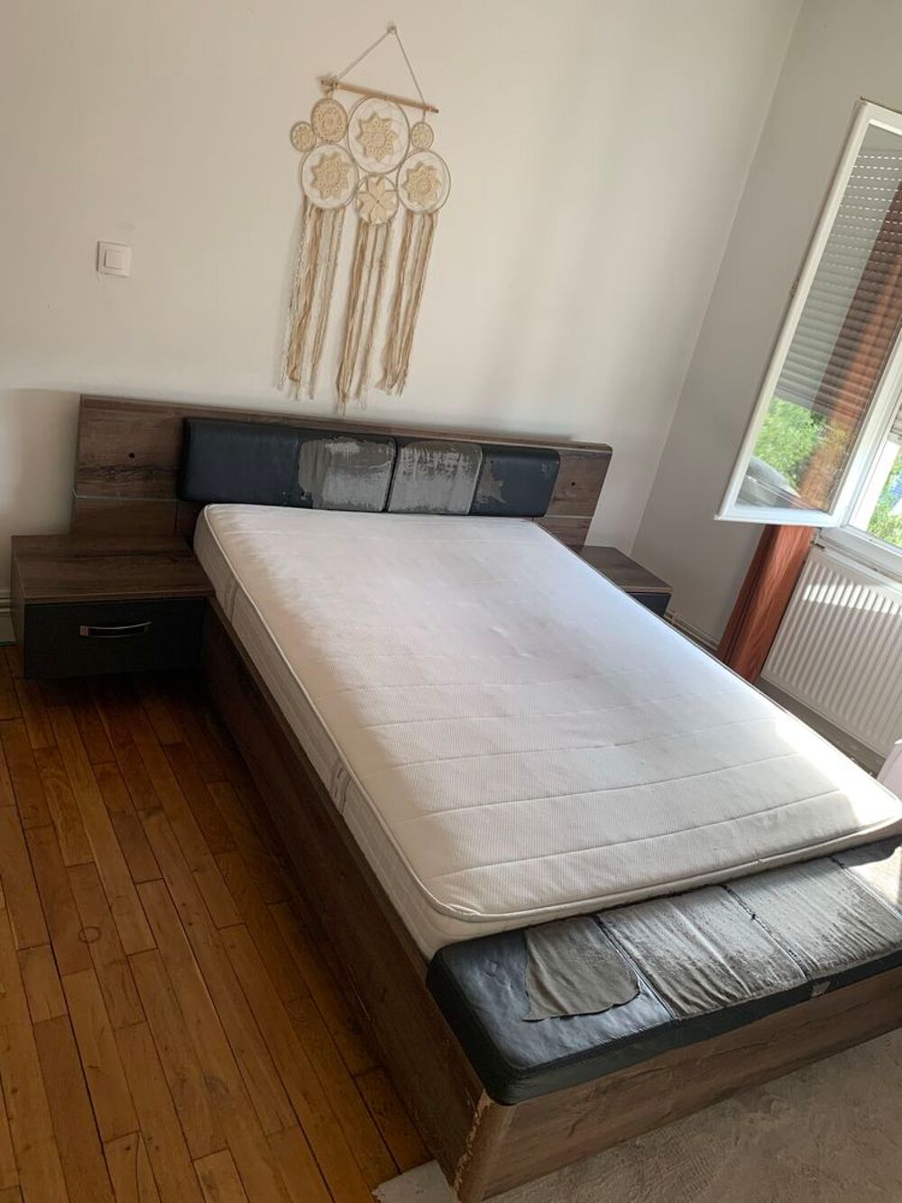 Lit Coffre table de chevet Sommier et Matelas Meubles