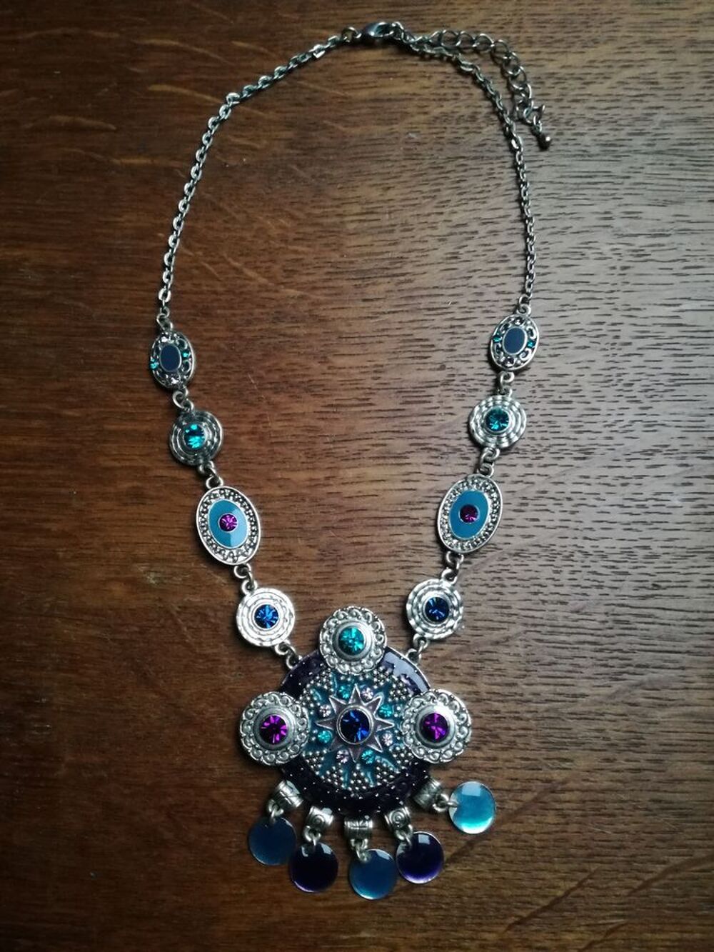 Collier
Bijoux et montres