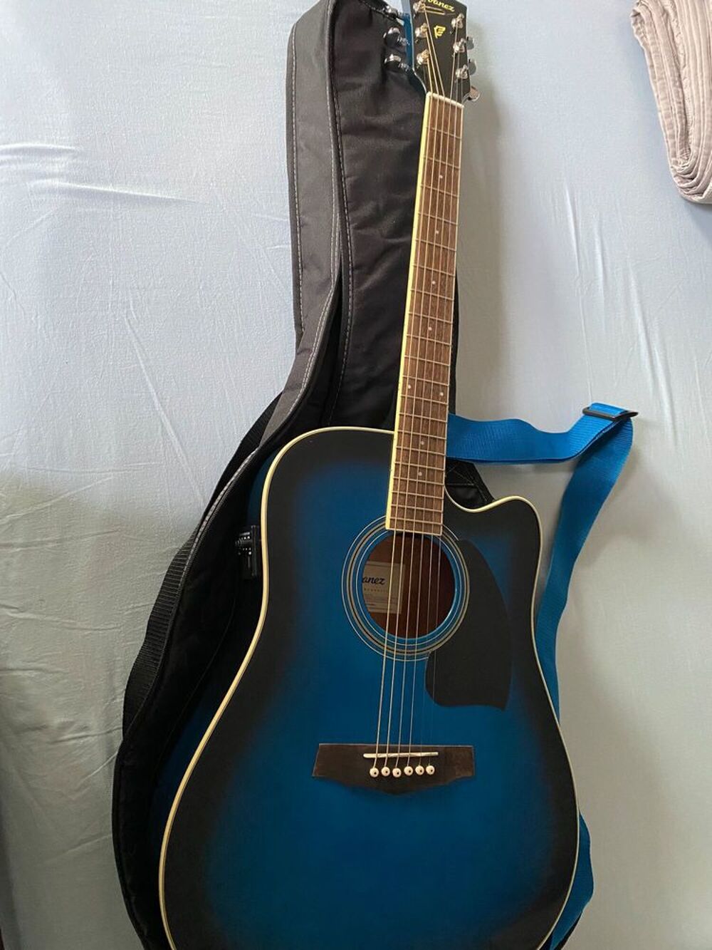 Guitare de marque IBANEZ bleue Instruments de musique