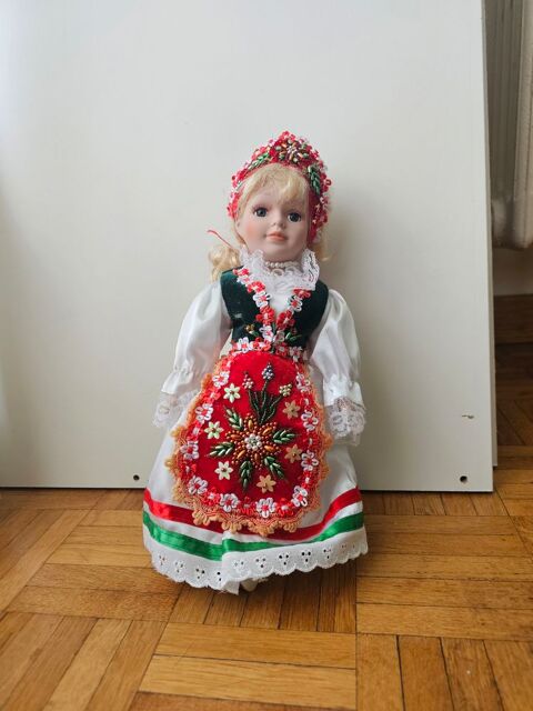 Poup�e en porcelaine Hongrie 10 Beaulieu-sur-Mer (06)