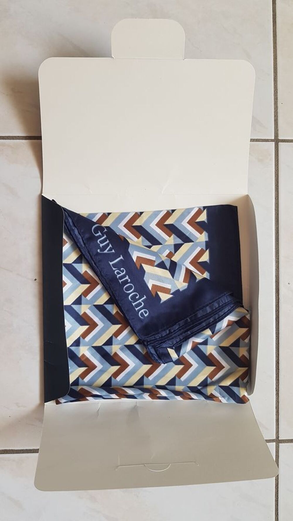 Foulard Guy Laroche neuf Vêtements