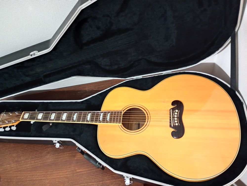 Guitare J 200 Tennessee (Jumbo) 
+ 
Etui moul&eacute; Deluxe Gator Instruments de musique
