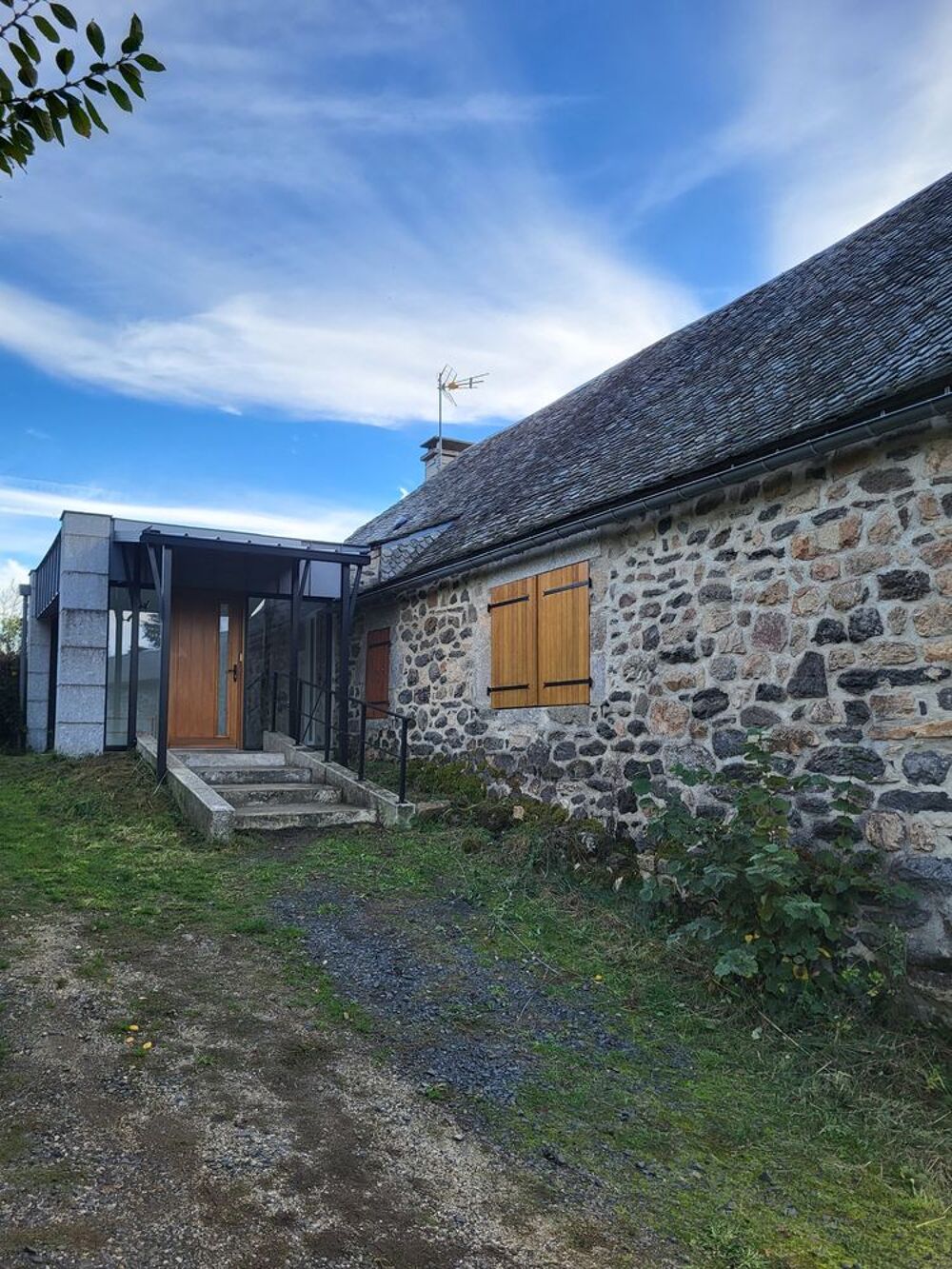 Location Maison Maison rénovée Sainte-geneviève-sur-argence