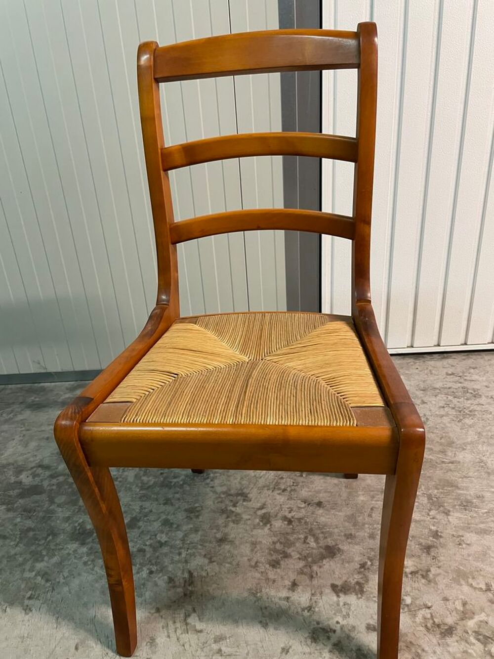 Chaise r&eacute;cente en bois assise paill&eacute;e Meubles