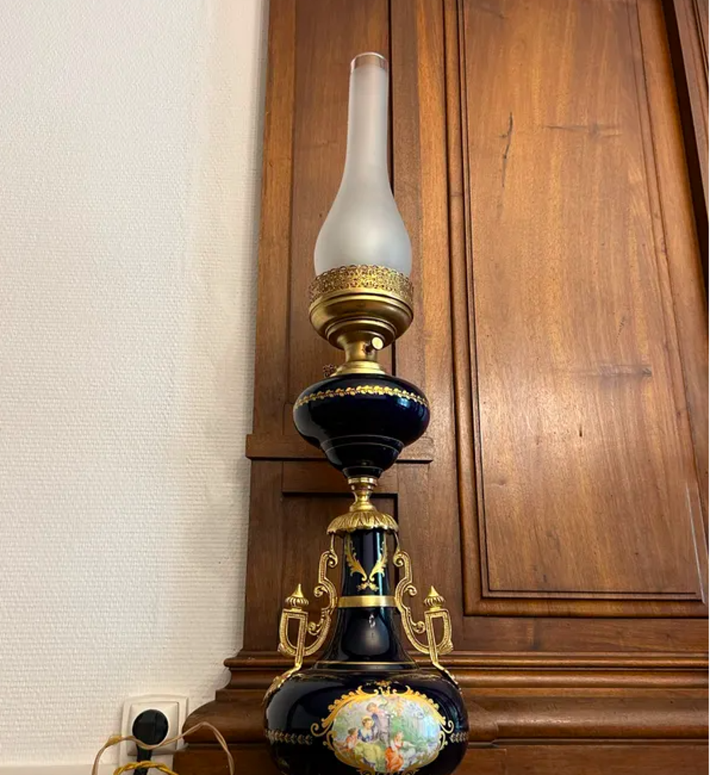 Belle lampe d'&eacute;poque
Décoration