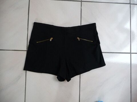 Short noir BERSHKA taille 40 12 Celles-sur-Belle (79)