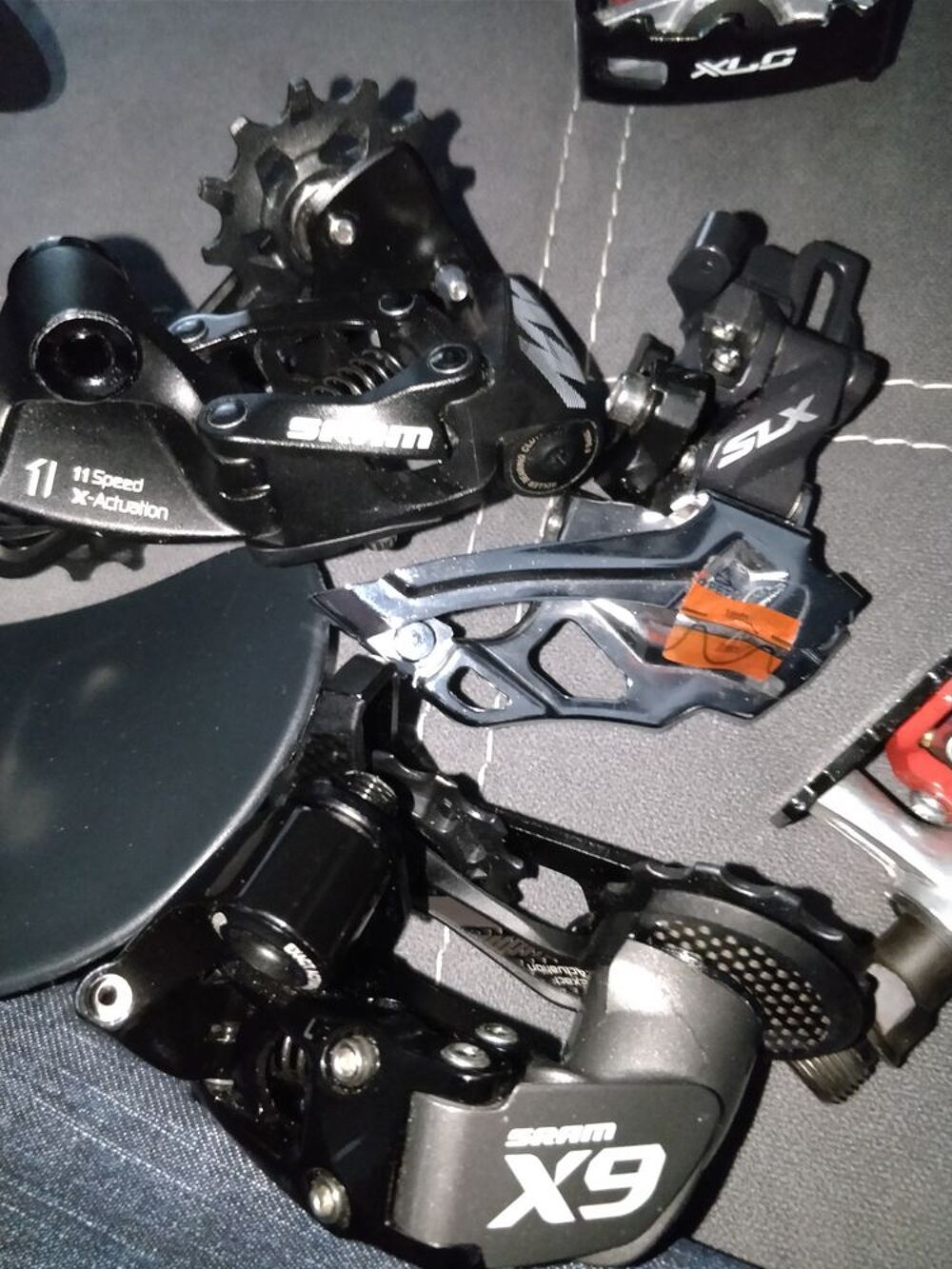 Affaires &agrave; ne pas louper pi&egrave;ces de VTT DH enti&egrave;rement neuve. Vélos