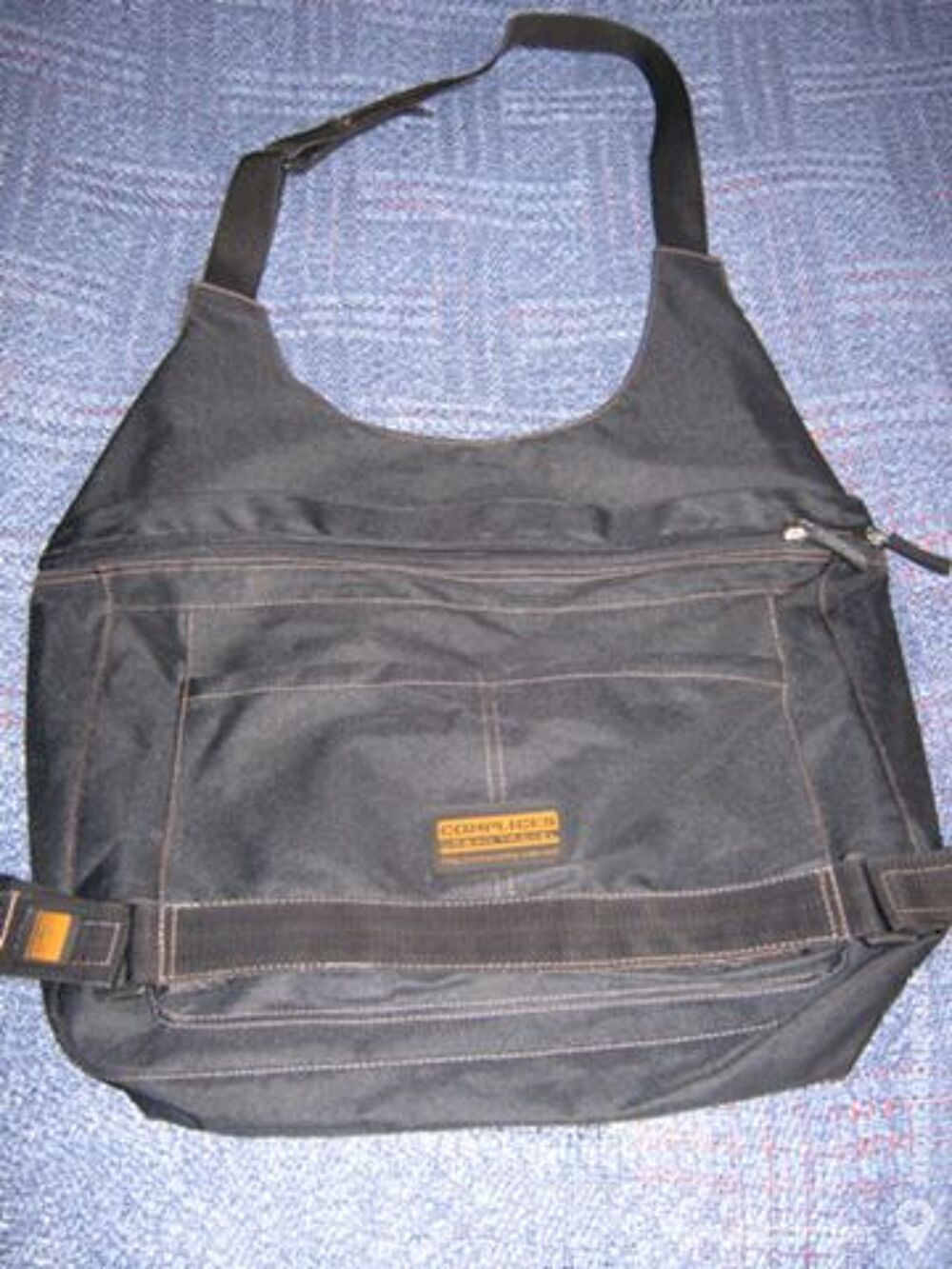 Un Sac &agrave; bandouliere de la marque complice noir Maroquinerie