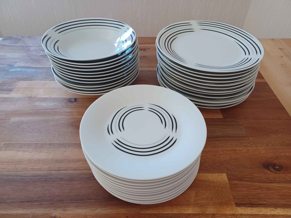 Service de 35 assiettes blanches et noires Cuisine