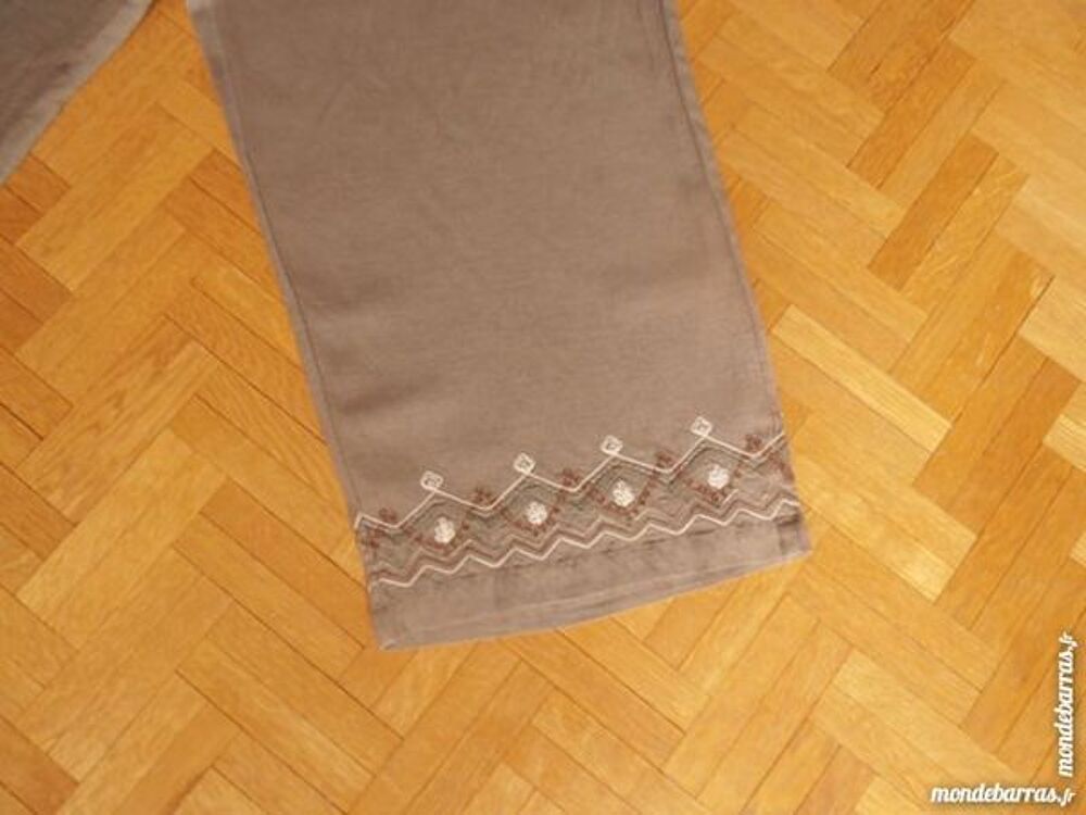 Pantacourt brod&eacute; kaki (49) Vêtements