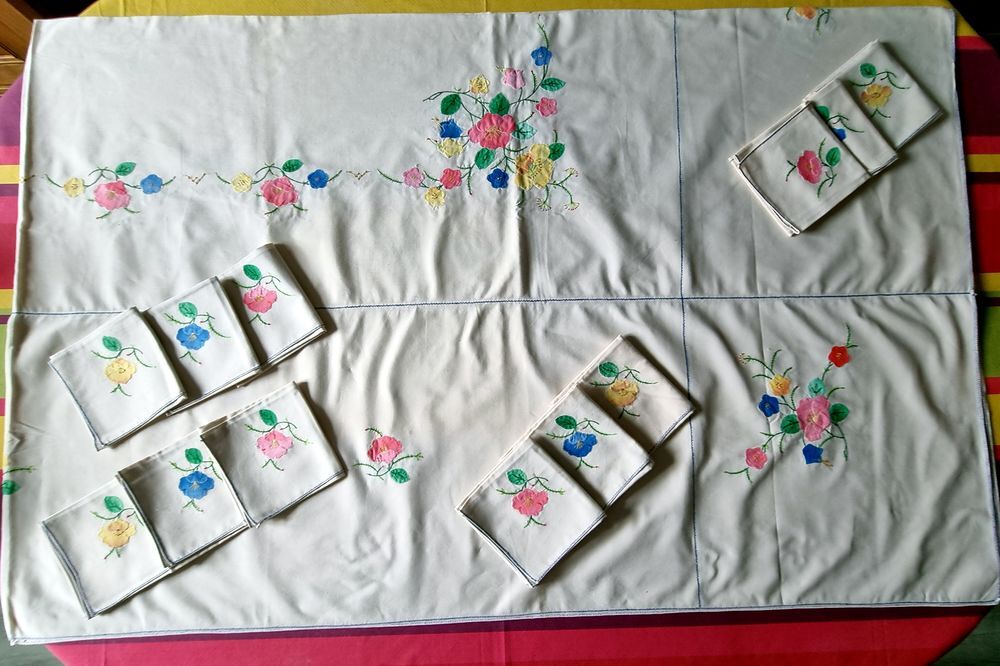 NAPPE FLEURIE BRODEE MAIN Décoration