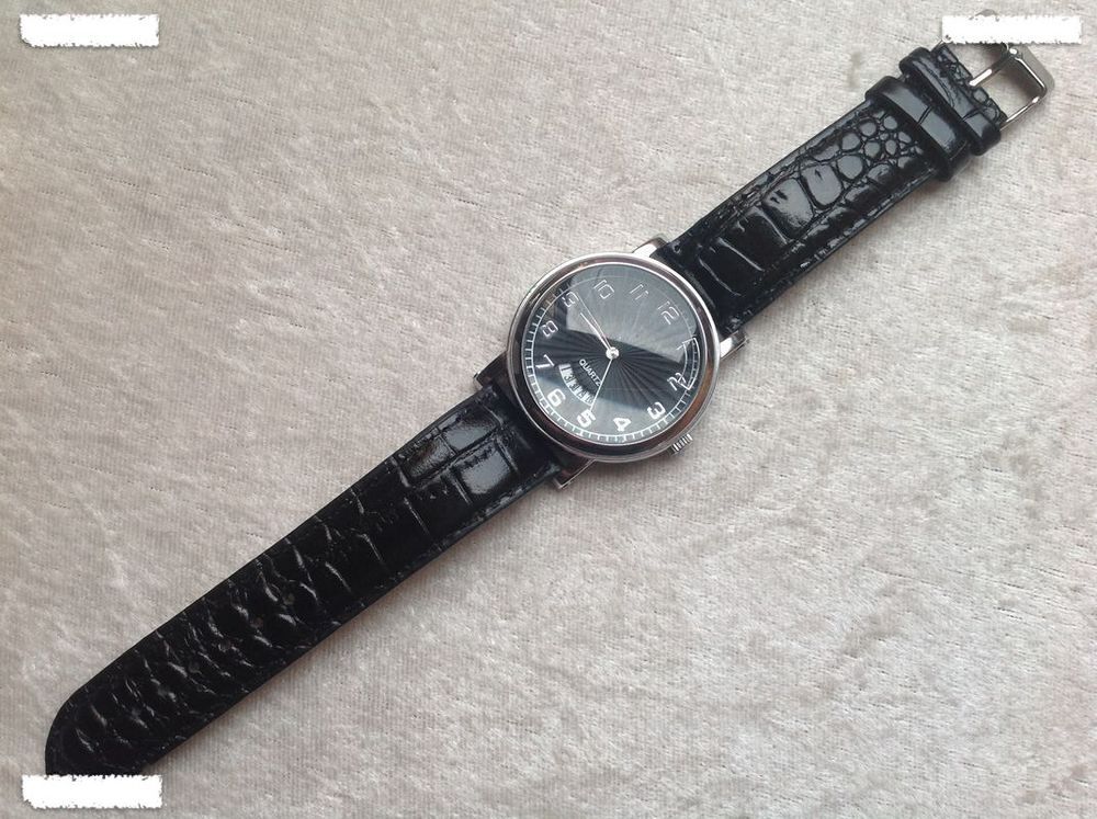 BRACELET EN CUIR NOIR &Eacute;TAT NEUF BARRETTES 20mm
Bijoux et montres