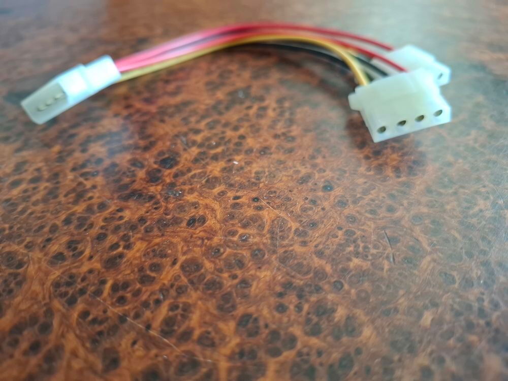 C&acirc;ble d'alimentation Molex splitter 20 cm 4 broches IDE Y 2V Matériel informatique