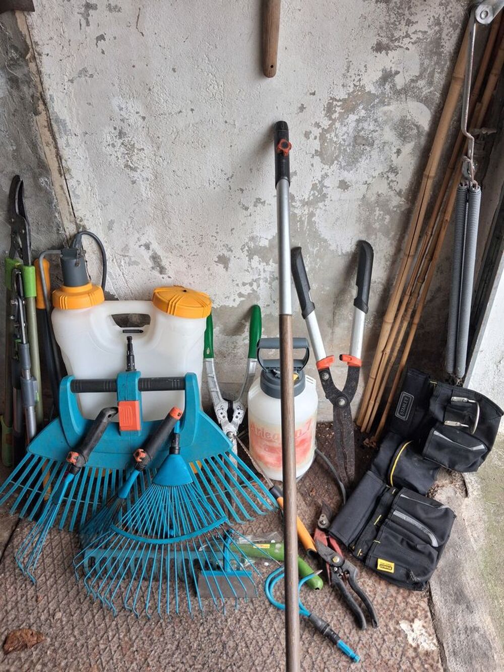 A SAISIR lot de mat&eacute;riels de jardinage Jardin