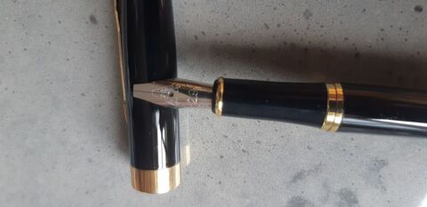 stylo plume, neuf en acier dor et noir, la plume 2,9 cm 19 La Seyne-sur-Mer (83)
