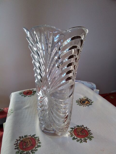 Magnifique vase en verre sculpté 30 Louvres (95)