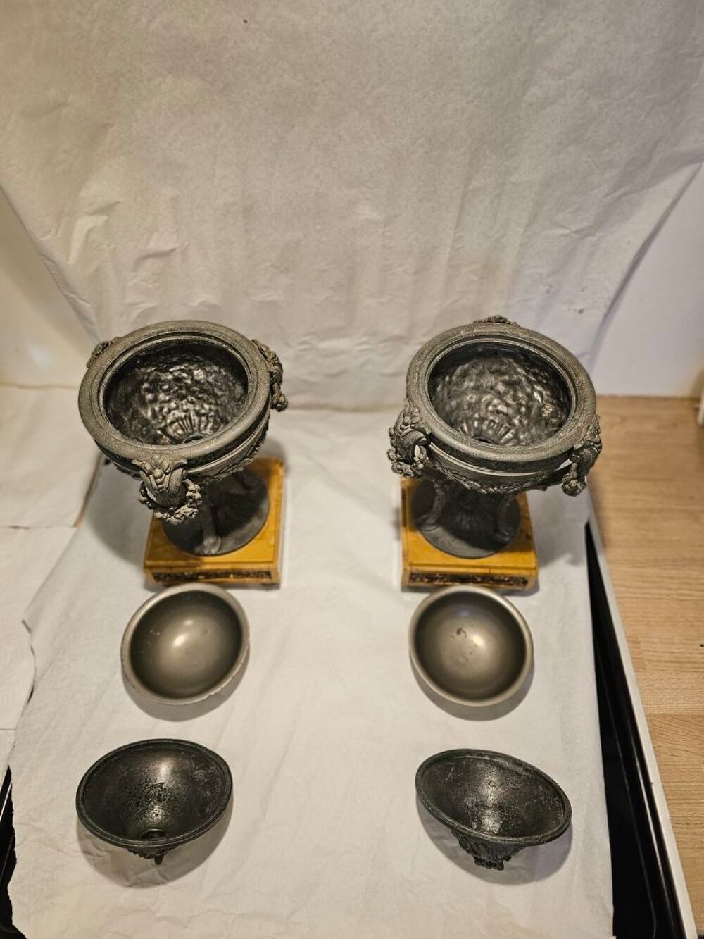 Garnitures de chemin&eacute;e (cassolettes) 