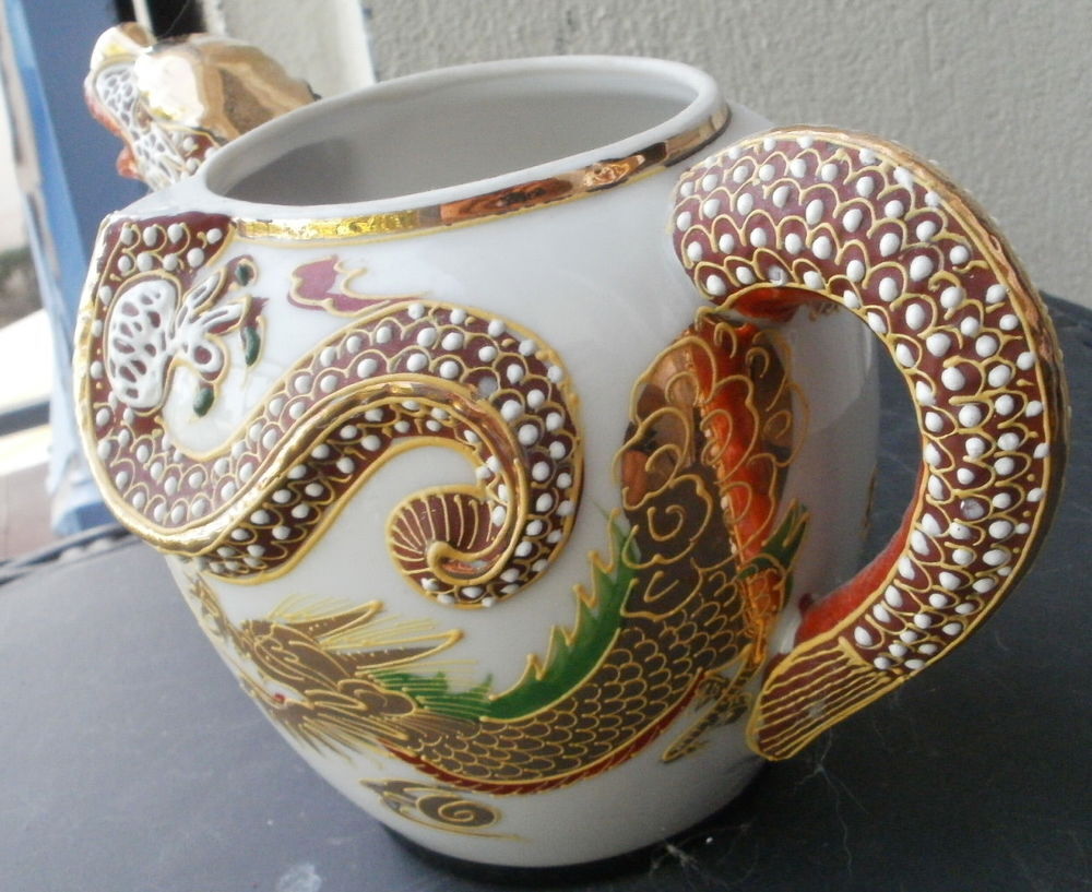 THEIERE en porcelaine du Japon, bec verseur t&ecirc;te de dragon - Décoration