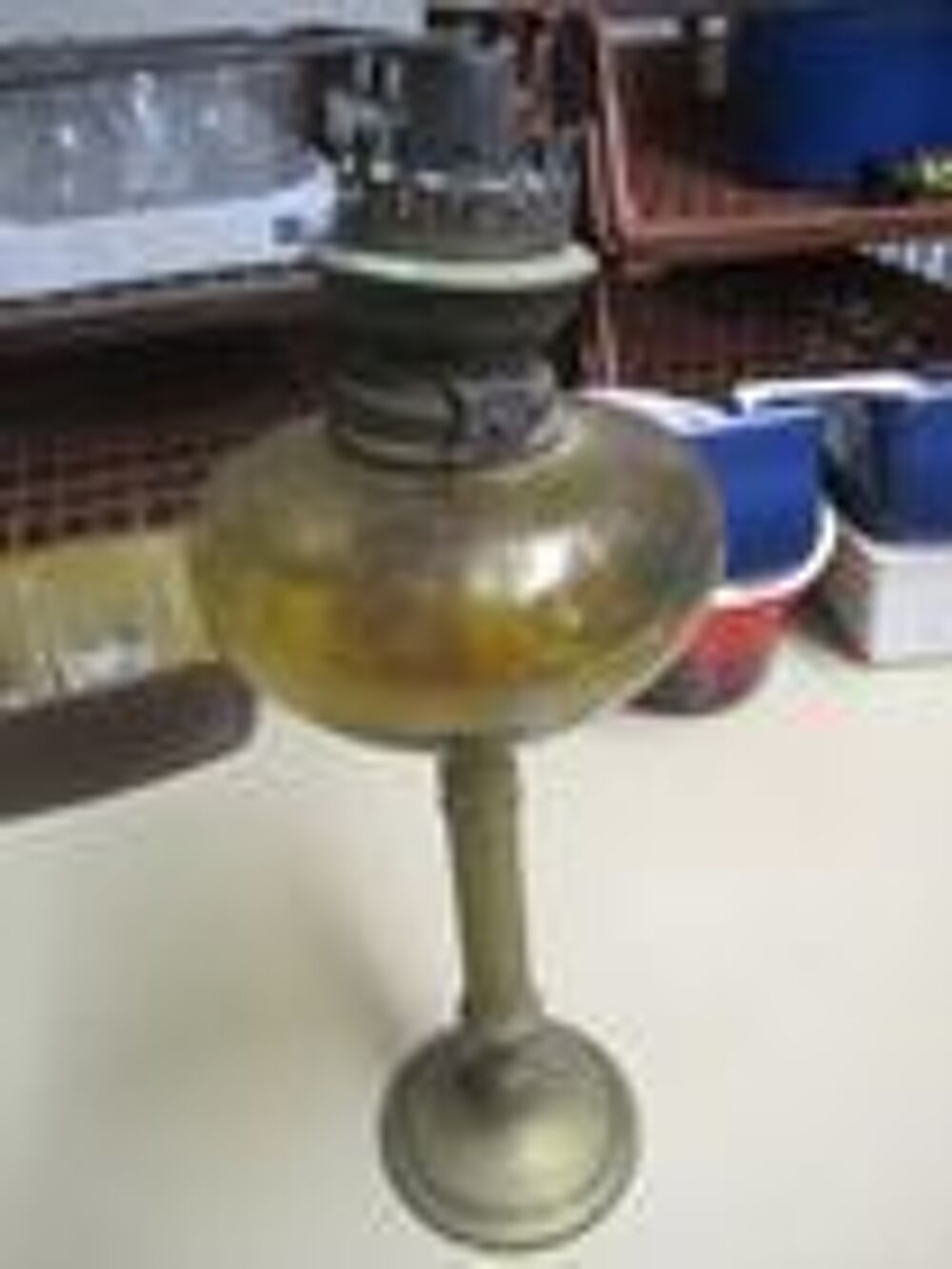 Lampe &agrave; p&eacute;trole ancienne le r&eacute;servoir verre jaune Décoration
