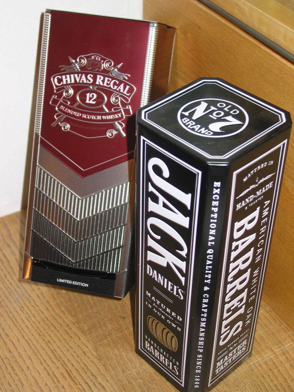 2 BOITES DE WHISKY EN M&Eacute;TAL S&eacute;rigraphie embouti CHIVAS+ JACK Bricolage