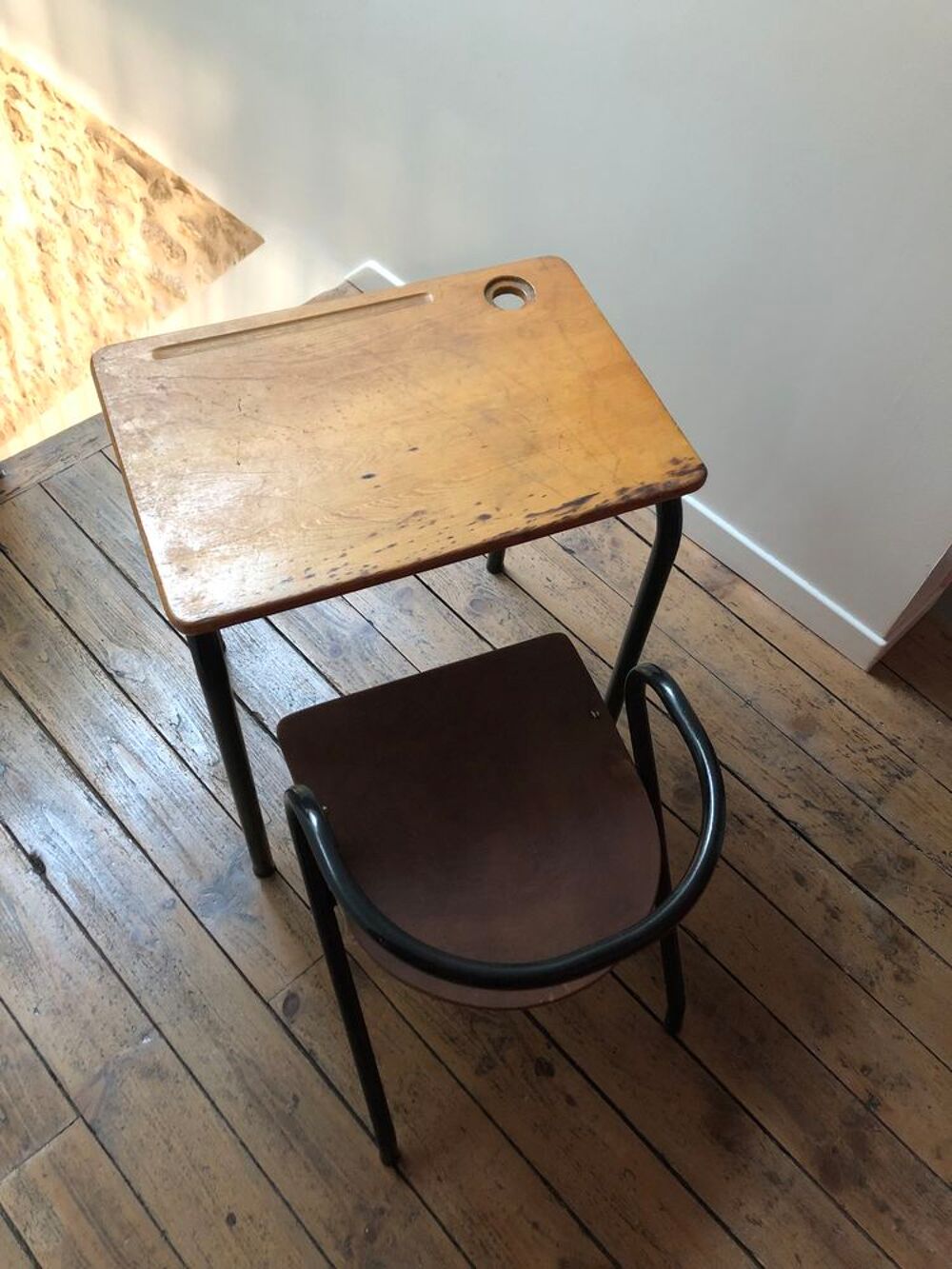 Ancienne chaise d'&eacute;cole et bureau vintage
Meubles