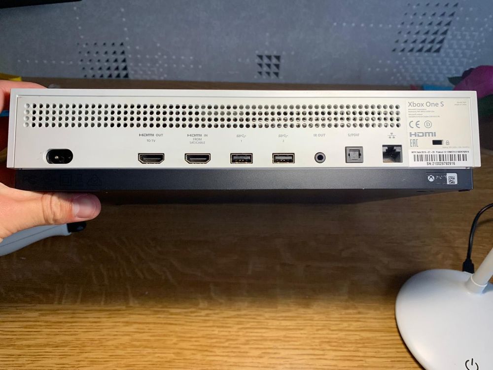 console Xbox One S blanche + 2 manettes sans fil Consoles et jeux vidéos