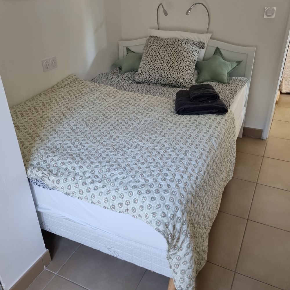 Sommier tapissier &agrave; ressorts 140 x 200 pieds en bois Meubles