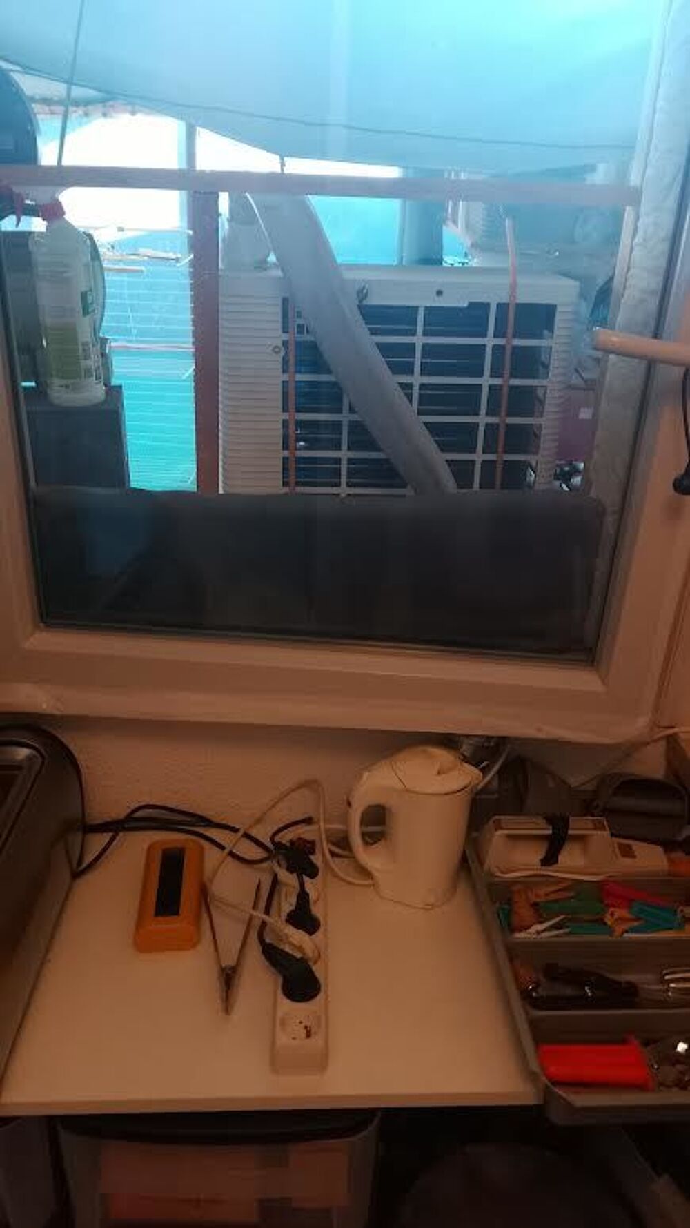 climatiseur mobile avec split et divers mobiliers
Meubles