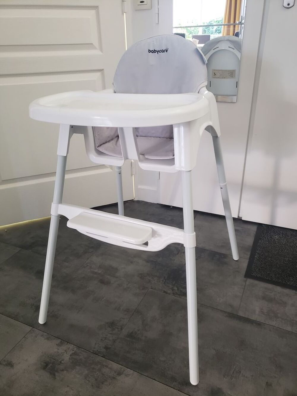 Chaise haute b&eacute;b&eacute; (2 hauteurs) Babycare Puériculture