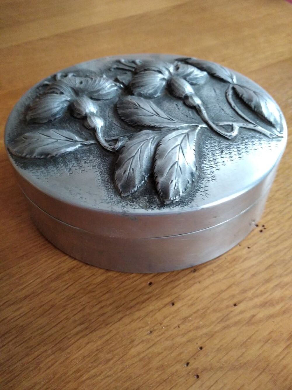 Ancienne bo&icirc;te bonbonni&egrave;re sign&eacute;e Lebrun D�coration