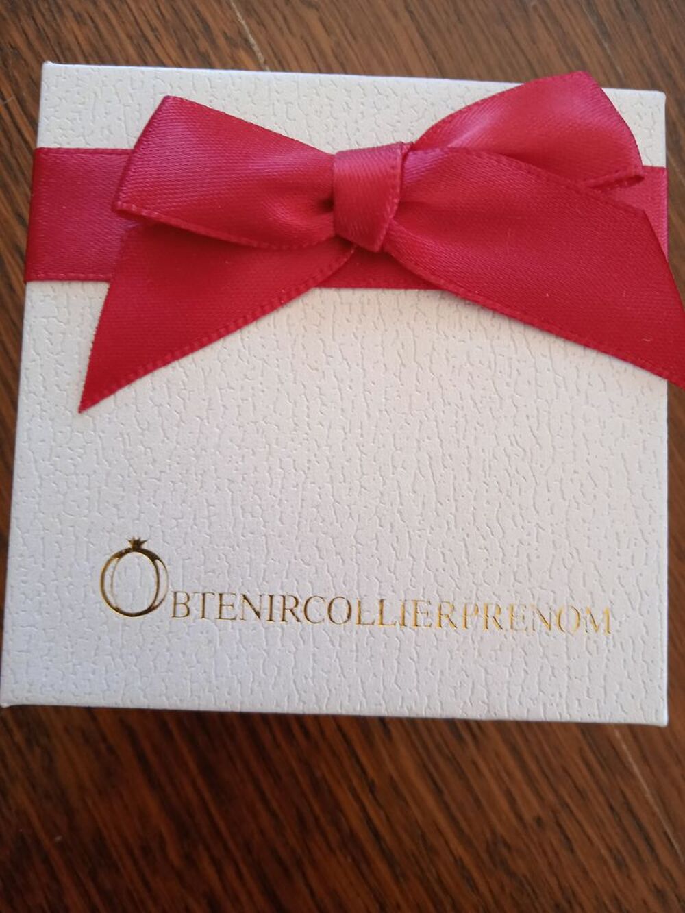 un collier pr&eacute;nom Bijoux et montres