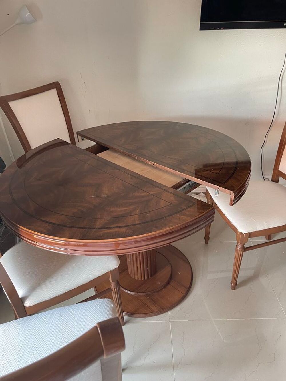 table &agrave; manger avec quatre chaises Meubles