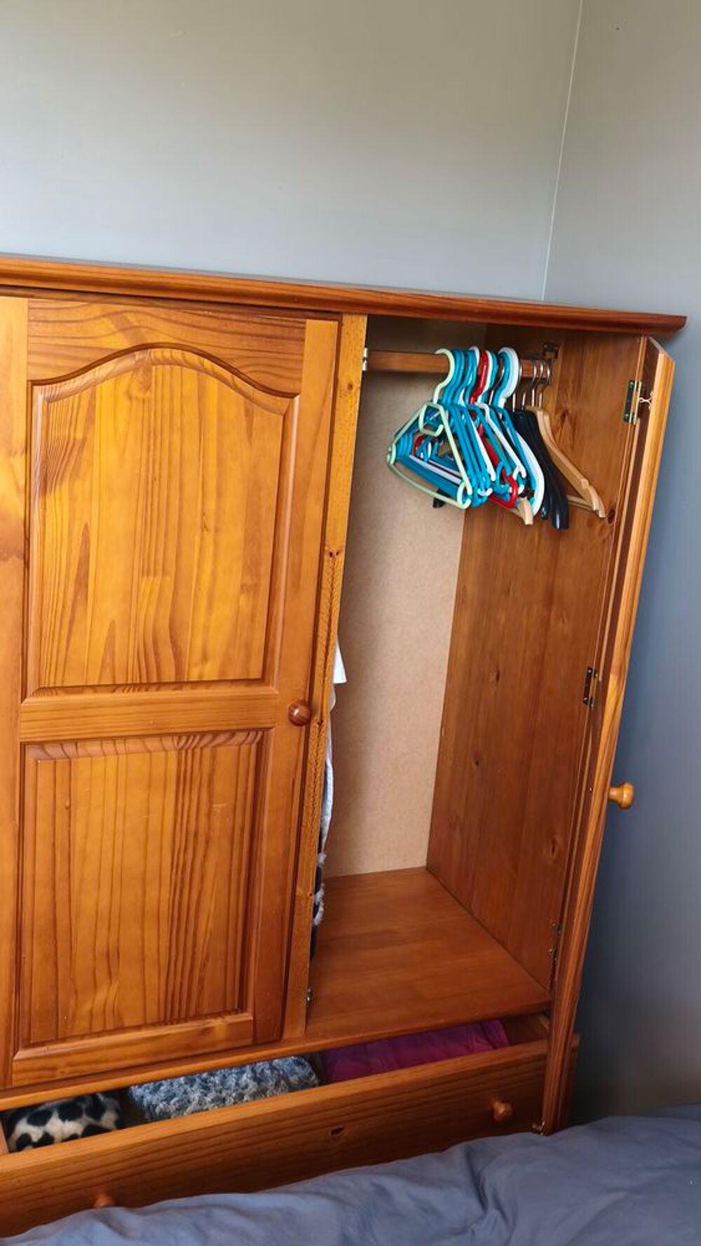 Armoire + meuble de rangement en pin massif Meubles