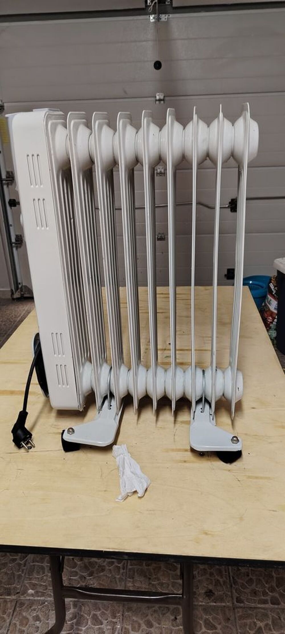 Radiateur bain d'huile neuf jamais utilis&eacute; sur roulettes Electroménager