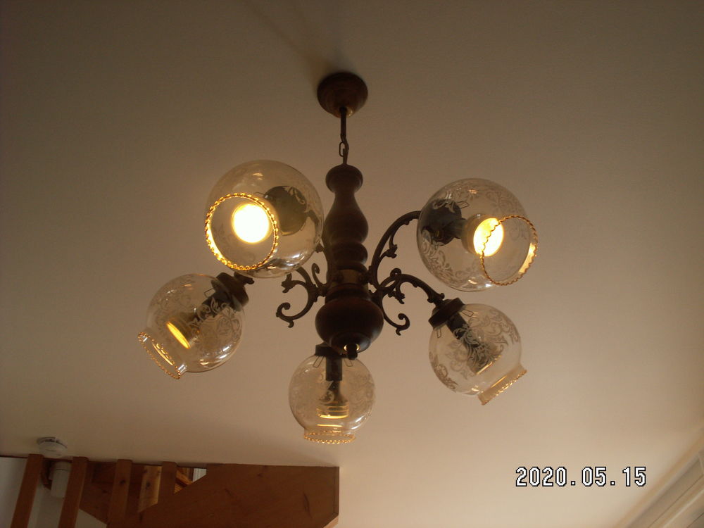 lustre de style 5 branches + ampoules &eacute;co + globes. Décoration