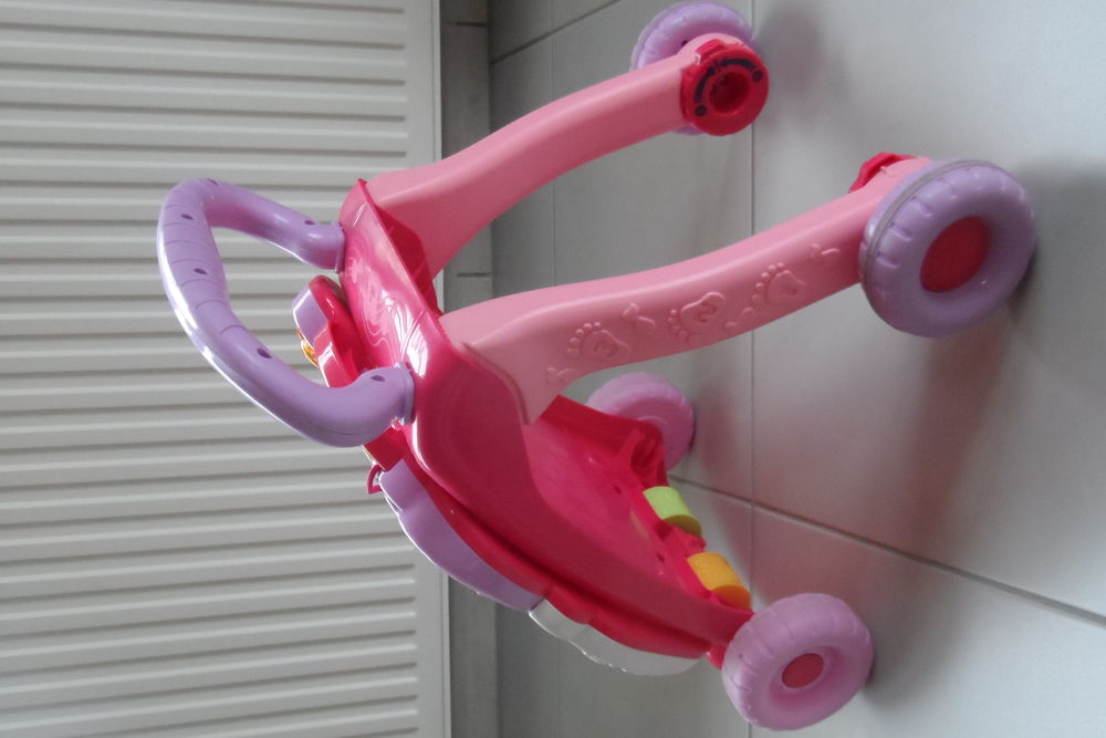 TROTTEUR MUSICAL QUASI NEUF Jeux / jouets