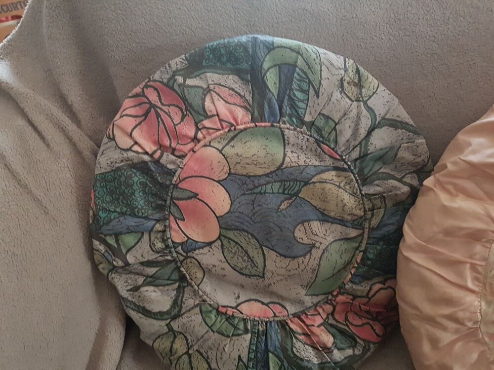Coussin vintage, en l'&eacute;tat 
Décoration