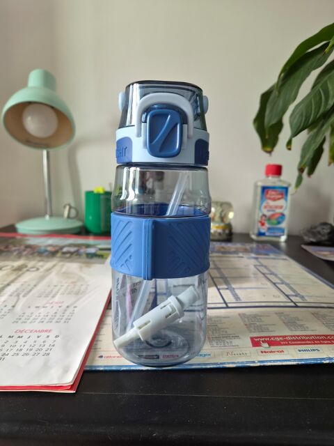 Gourde plastique bleue avec couvercle 15 Sartrouville (78)