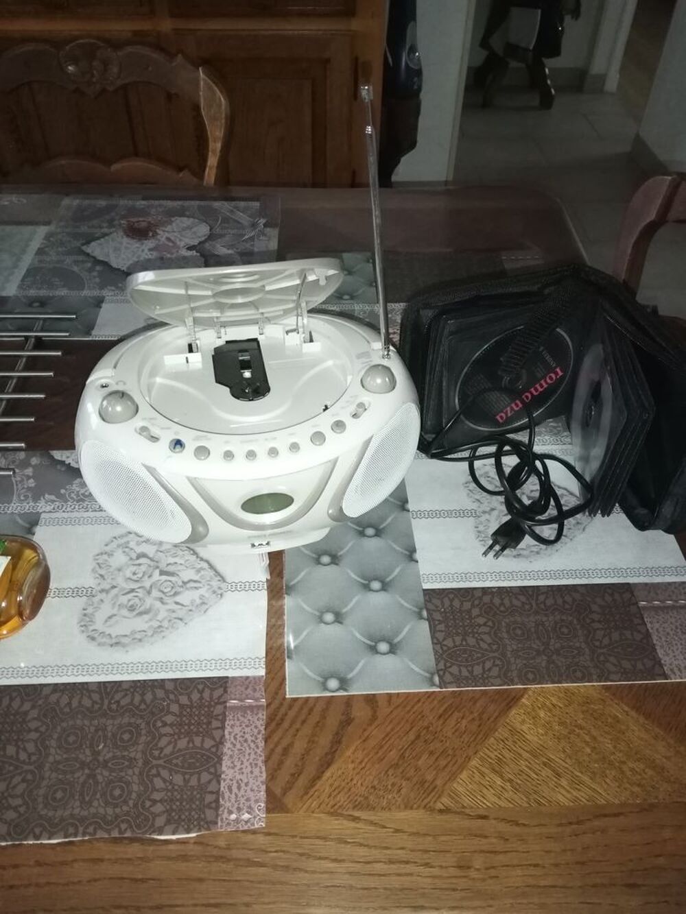 Poste radio st&eacute;r&eacute;o CD &eacute;lectrique ou piles avec 14 CD ann&eacute;e
Electroménager