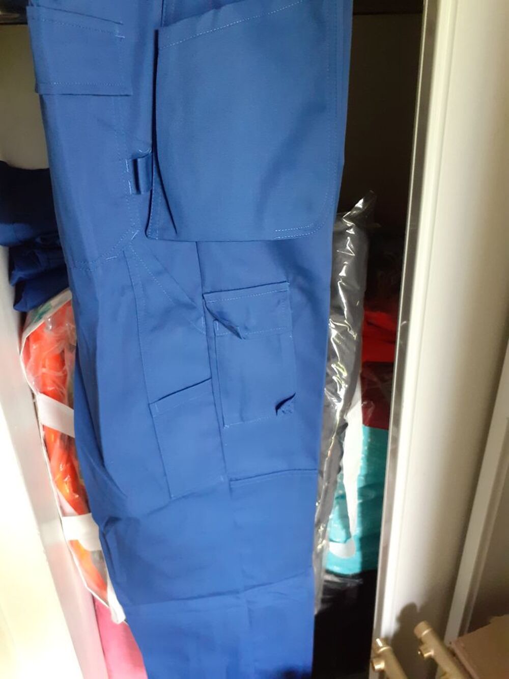 Pantalon de travail bleu taille 42 neuf avec poche de securite Vtements