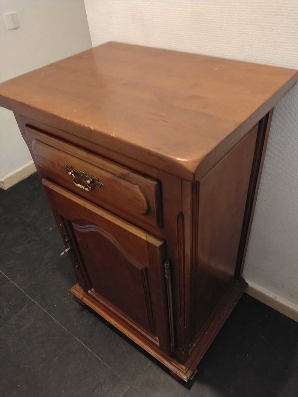 meuble en bois massif avec tiroir et porte avec cl&eacute; Meubles