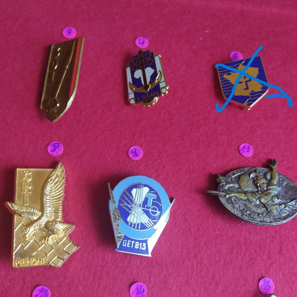 lot de 29 insignes militaires anciens avec attaches 
