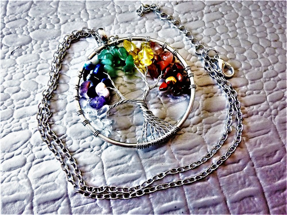 Pendentif ARBRE DE VIE 7 Chakras Bijoux et montres