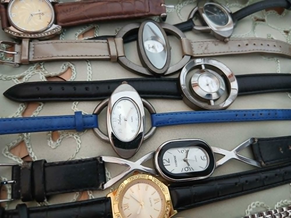  Lot dix montres + coffret bois vitr&eacute; de valeur N&deg;1346 Bijoux et montres