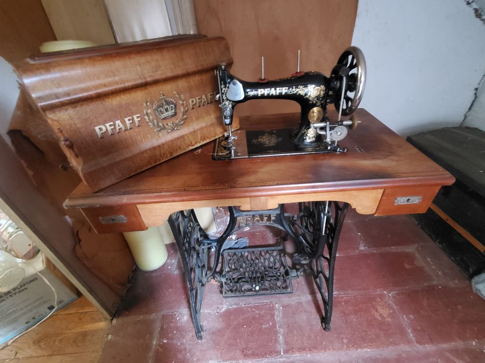 Machine &agrave; coudre de la marque pfaff Meubles