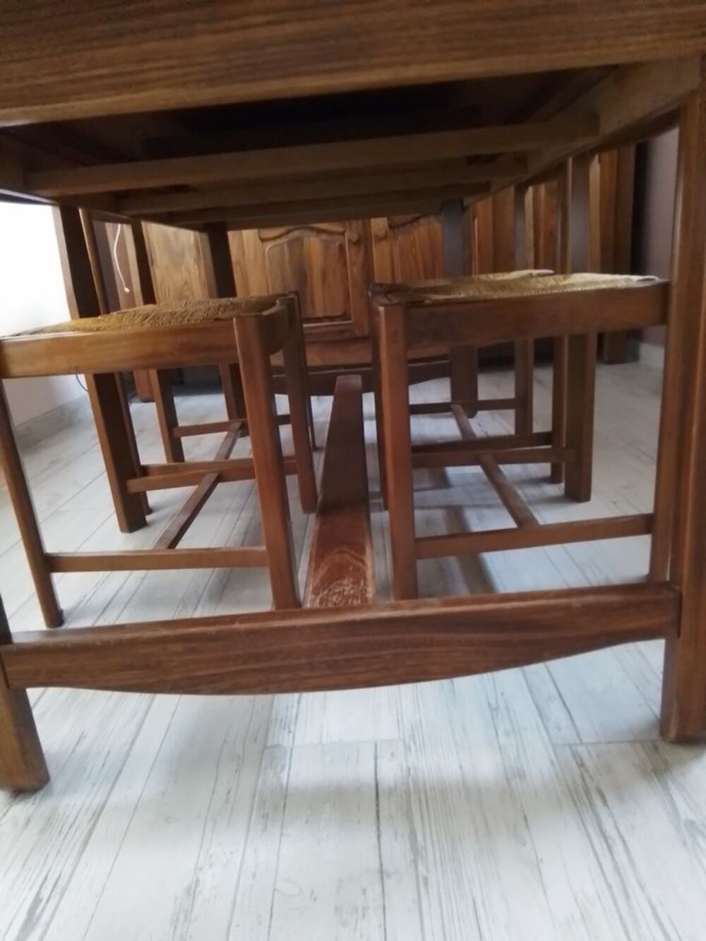 Belle et grande table rectangulaire et ses 4 chaises assorti Meubles